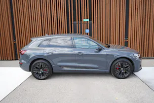 AUDI Q8 55 E-TRON S LINE BLACK EDITION QUATTRO l 408 PS