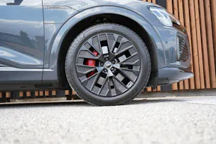 AUDI Q8 55 E-TRON S LINE BLACK EDITION QUATTRO l 408 PS