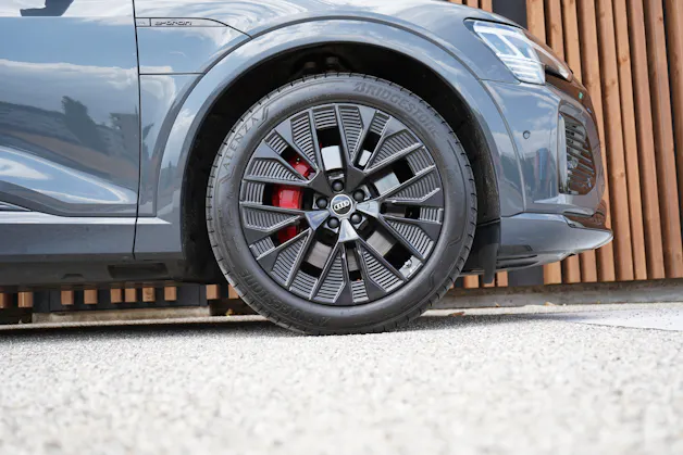 AUDI Q8 55 E-TRON S LINE BLACK EDITION QUATTRO l 408 PS