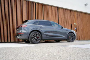 AUDI Q8 55 E-TRON S LINE BLACK EDITION QUATTRO l 408 PS