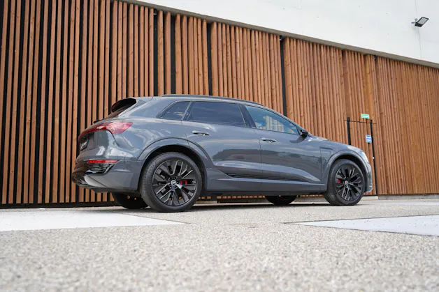 AUDI Q8 55 E-TRON S LINE BLACK EDITION QUATTRO l 408 PS