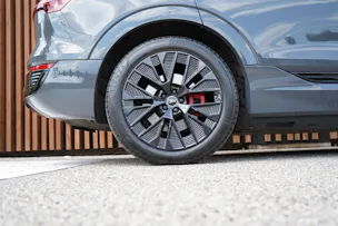 AUDI Q8 55 E-TRON S LINE BLACK EDITION QUATTRO l 408 PS