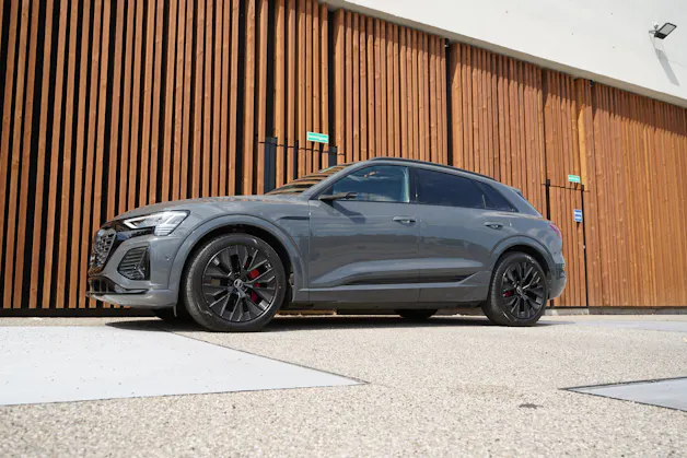 AUDI Q8 55 E-TRON S LINE BLACK EDITION QUATTRO l 408 PS