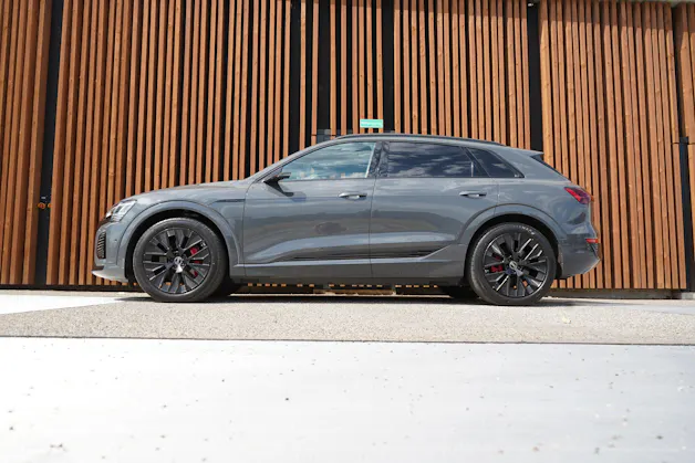 AUDI Q8 55 E-TRON S LINE BLACK EDITION QUATTRO l 408 PS