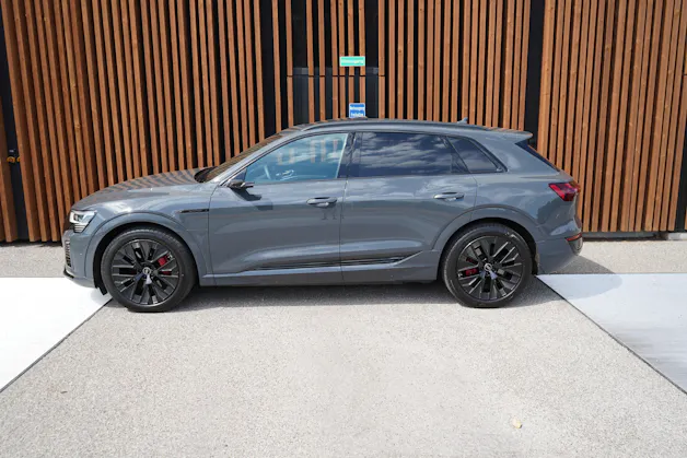 AUDI Q8 55 E-TRON S LINE BLACK EDITION QUATTRO l 408 PS