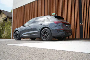 AUDI Q8 55 E-TRON S LINE BLACK EDITION QUATTRO l 408 PS