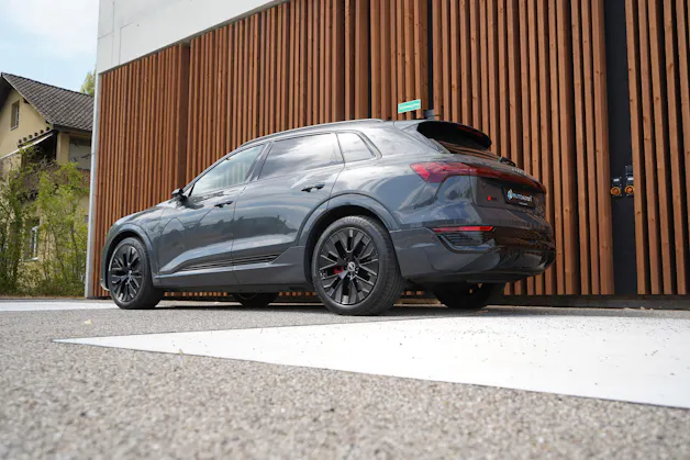 AUDI Q8 55 E-TRON S LINE BLACK EDITION QUATTRO l 408 PS