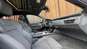 AUDI Q8 55 E-TRON S LINE BLACK EDITION QUATTRO l 408 PS