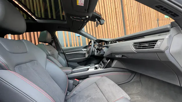AUDI Q8 55 E-TRON S LINE BLACK EDITION QUATTRO l 408 PS