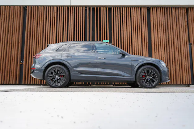 AUDI Q8 55 E-TRON S LINE BLACK EDITION QUATTRO l 408 PS