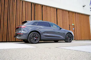 AUDI Q8 55 E-TRON S LINE BLACK EDITION QUATTRO l 408 PS