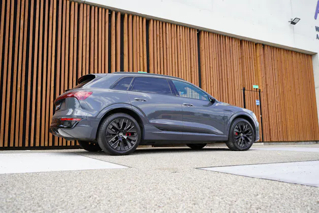 AUDI Q8 55 E-TRON S LINE BLACK EDITION QUATTRO l 408 PS