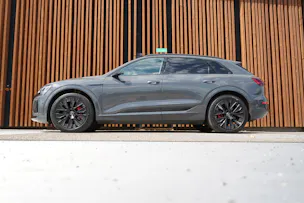 AUDI Q8 55 E-TRON S LINE BLACK EDITION QUATTRO l 408 PS