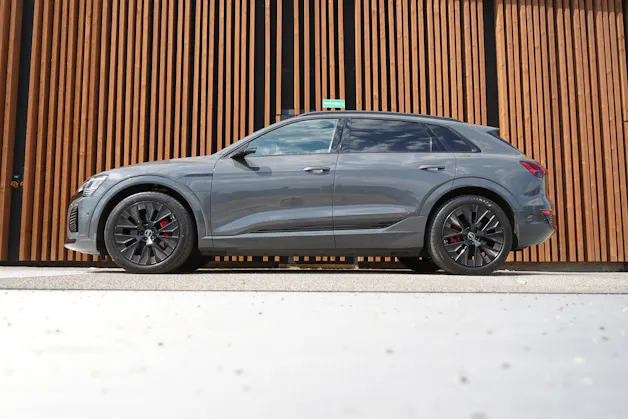 AUDI Q8 55 E-TRON S LINE BLACK EDITION QUATTRO l 408 PS