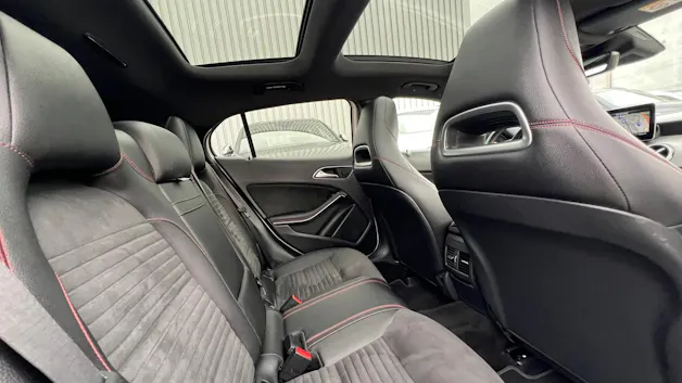 MERCEDES-BENZ GLA 250 AMG LINE NIGHT 4MATIC 7G-DCT l 211 PS