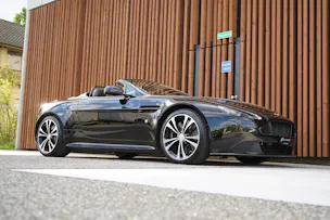 ASTON MARTIN V12 VANTAGE 5.9 S SPORTSHIFT CARBON l 574 PS