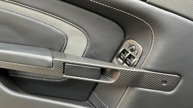ASTON MARTIN V12 VANTAGE 5.9 S SPORTSHIFT CARBON l 574 PS