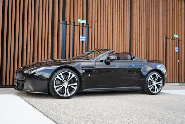 ASTON MARTIN V12 VANTAGE 5.9 S SPORTSHIFT CARBON l 574 PS