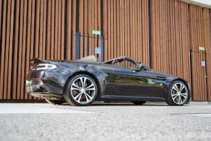 ASTON MARTIN V12 VANTAGE 5.9 S SPORTSHIFT CARBON l 574 PS