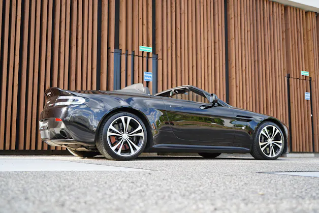 ASTON MARTIN V12 VANTAGE 5.9 S SPORTSHIFT CARBON l 574 PS