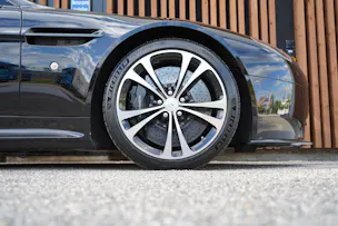ASTON MARTIN V12 VANTAGE 5.9 S SPORTSHIFT CARBON l 574 PS