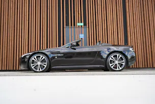 ASTON MARTIN V12 VANTAGE 5.9 S SPORTSHIFT CARBON l 574 PS