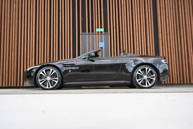 ASTON MARTIN V12 VANTAGE 5.9 S SPORTSHIFT CARBON l 574 PS
