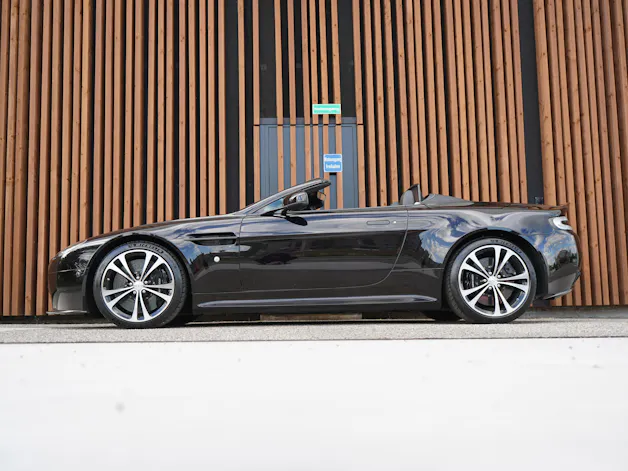ASTON MARTIN V12 VANTAGE 5.9 S SPORTSHIFT CARBON l 574 PS