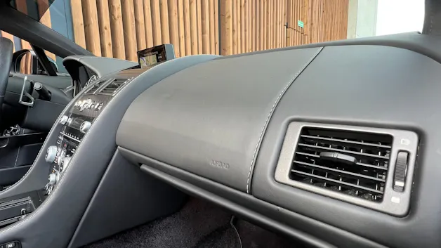 ASTON MARTIN V12 VANTAGE 5.9 S SPORTSHIFT CARBON l 574 PS