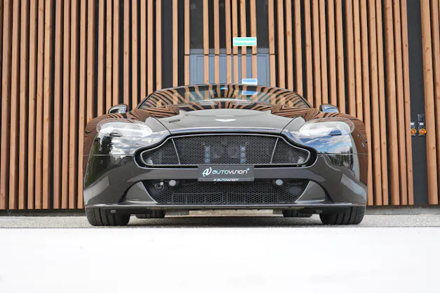 ASTON MARTIN V12 VANTAGE 5.9 S SPORTSHIFT CARBON l 574 PS