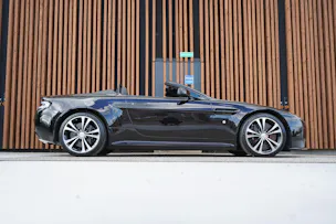 ASTON MARTIN V12 VANTAGE 5.9 S SPORTSHIFT CARBON l 574 PS