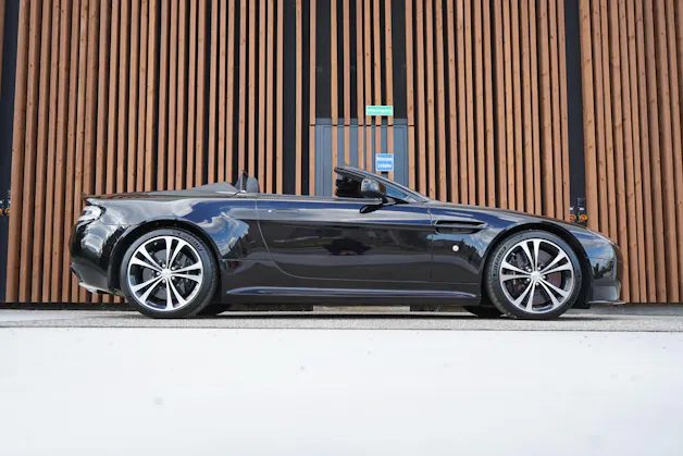 ASTON MARTIN V12 VANTAGE 5.9 S SPORTSHIFT CARBON l 574 PS