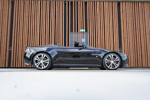 ASTON MARTIN V12 VANTAGE 5.9 S SPORTSHIFT CARBON l 574 PS