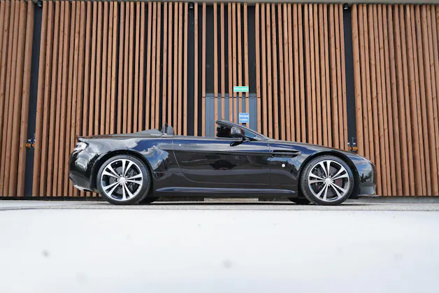 ASTON MARTIN V12 VANTAGE 5.9 S SPORTSHIFT CARBON l 574 PS
