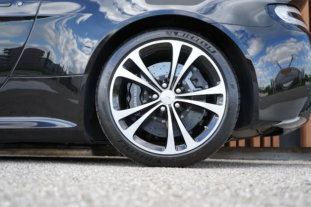 ASTON MARTIN V12 VANTAGE 5.9 S SPORTSHIFT CARBON l 574 PS