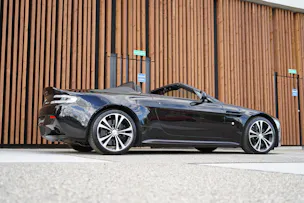 ASTON MARTIN V12 VANTAGE 5.9 S SPORTSHIFT CARBON l 574 PS