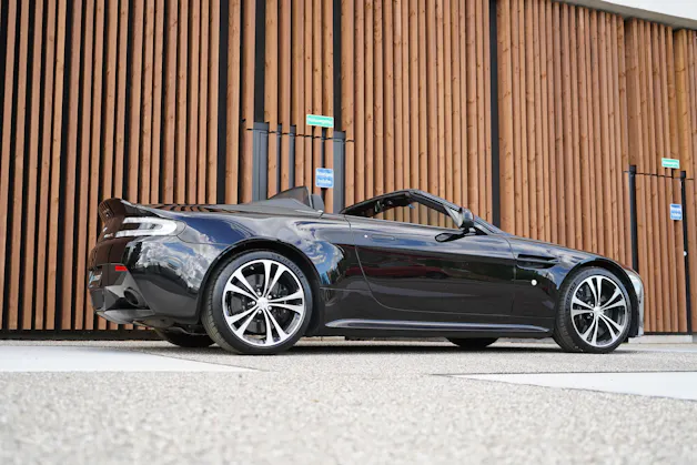 ASTON MARTIN V12 VANTAGE 5.9 S SPORTSHIFT CARBON l 574 PS