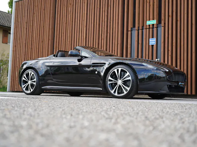 ASTON MARTIN V12 VANTAGE 5.9 S SPORTSHIFT CARBON l 574 PS