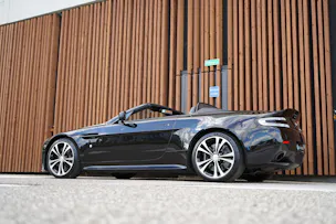 ASTON MARTIN V12 VANTAGE 5.9 S SPORTSHIFT CARBON l 574 PS