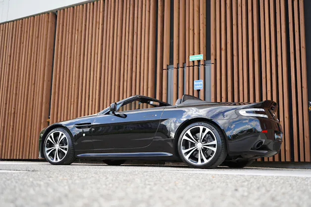 ASTON MARTIN V12 VANTAGE 5.9 S SPORTSHIFT CARBON l 574 PS