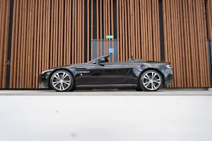 ASTON MARTIN V12 VANTAGE 5.9 S SPORTSHIFT CARBON l 574 PS