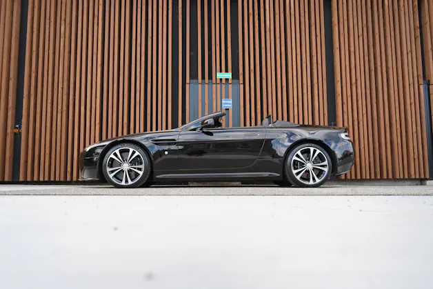 ASTON MARTIN V12 VANTAGE 5.9 S SPORTSHIFT CARBON l 574 PS