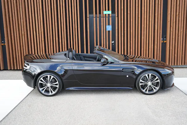 ASTON MARTIN V12 VANTAGE 5.9 S SPORTSHIFT CARBON l 574 PS