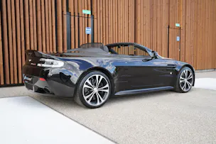 ASTON MARTIN V12 VANTAGE 5.9 S SPORTSHIFT CARBON l 574 PS