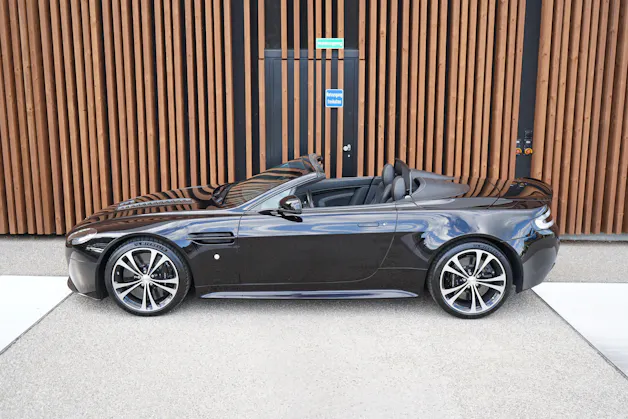 ASTON MARTIN V12 VANTAGE 5.9 S SPORTSHIFT CARBON l 574 PS