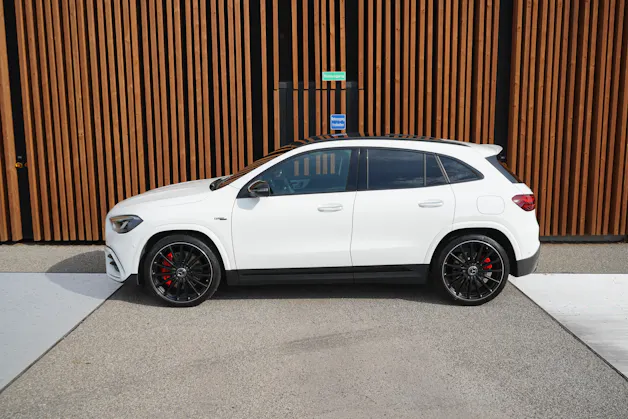 MERCEDES-BENZ GLA AMG 45 S 4MATIC+ NIGHT 8G-DCT l 421 PS