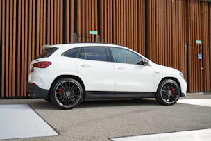 MERCEDES-BENZ GLA AMG 45 S 4MATIC+ NIGHT 8G-DCT l 421 PS