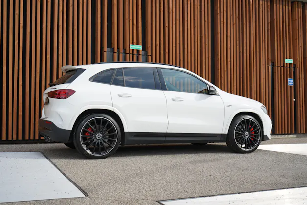 MERCEDES-BENZ GLA AMG 45 S 4MATIC+ NIGHT 8G-DCT l 421 PS