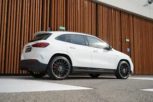 MERCEDES-BENZ GLA AMG 45 S 4MATIC+ NIGHT 8G-DCT l 421 PS