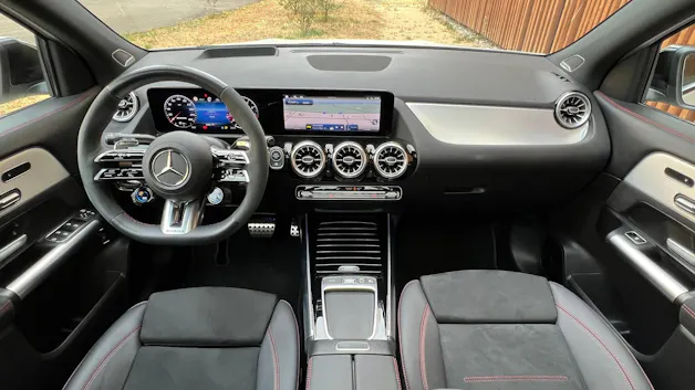 MERCEDES-BENZ GLA AMG 45 S 4MATIC+ NIGHT 8G-DCT l 421 PS